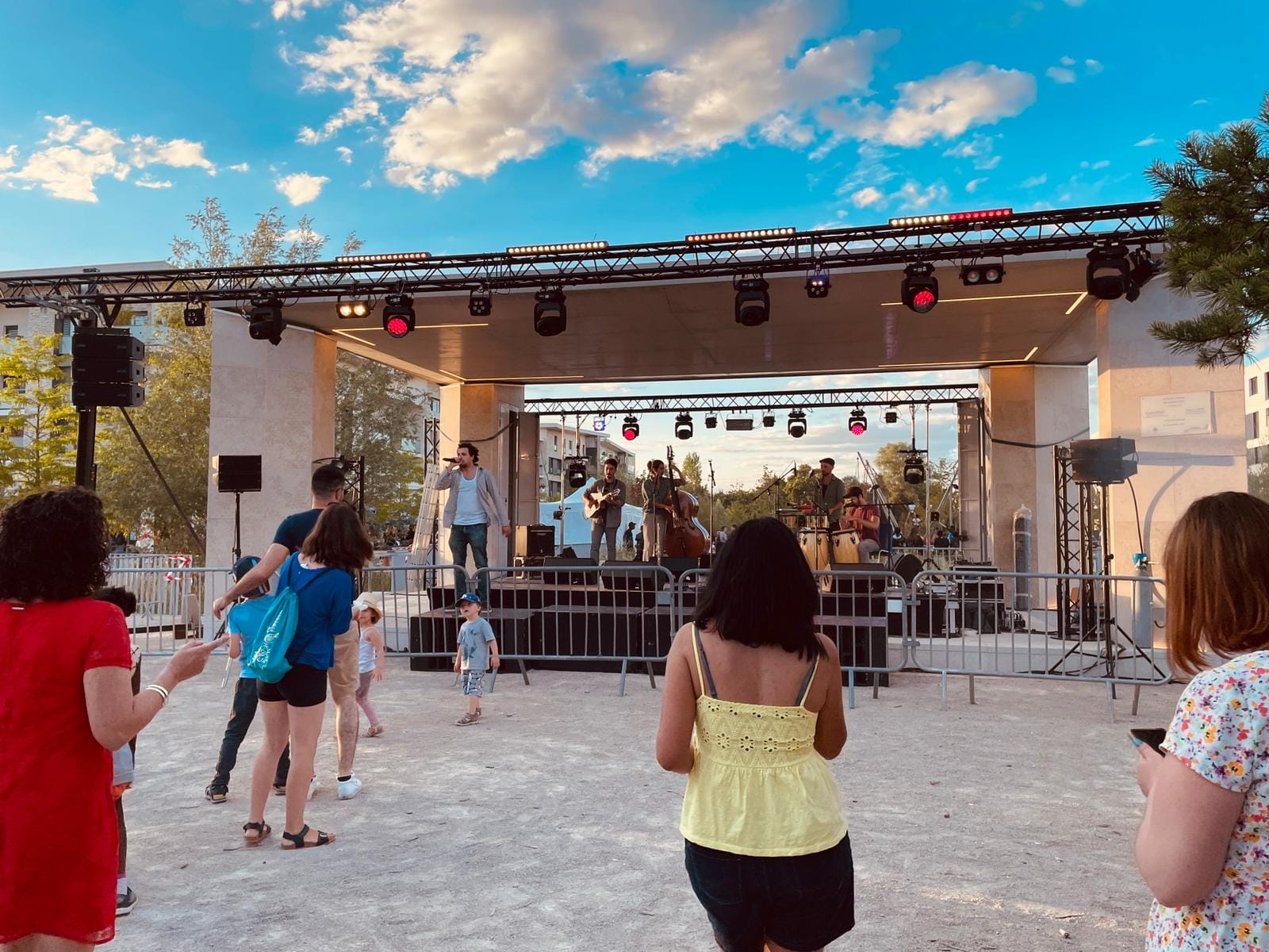 Concert en plein air à Saint-Cyr-l’École, animé par UnujualEvent et Symbiose Organisation, le 2 juillet 2022.