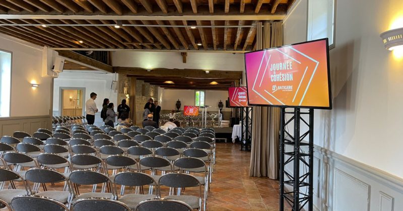 Plénière au domaine de grande maison le 8 septembre 2022, avec sièges et écrans affichant "Journée de Cohésion".