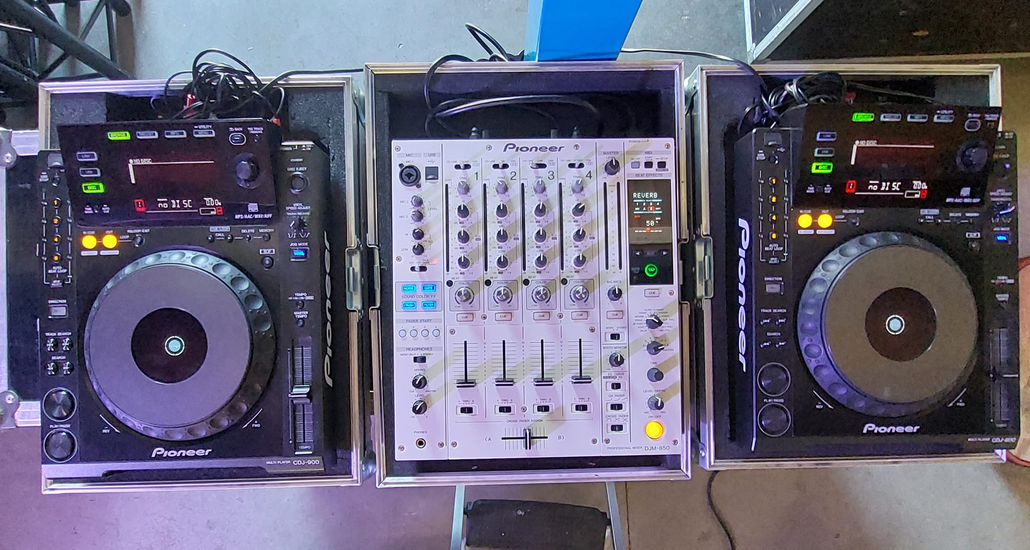 Pack DJ composé de deux CDJ 900 et d'une table de mixage DJM 800 pour des performances de qualité. Location disponible.