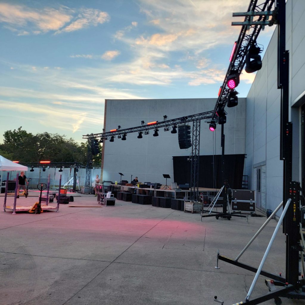 Installation de scène pour le Bal des Pompiers de Poissy, avec éclairage et sonorisation par Symbiose Organisation.