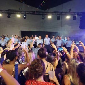Bal des Pompiers de Poissy 2022 avec DJ Vanetty, ambiance festive et foule enjouée.
