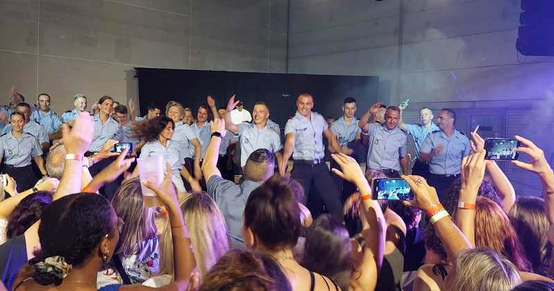 Bal des Pompiers de Poissy 2022 avec DJ Vanetty, ambiance festive et foule enjouée.
