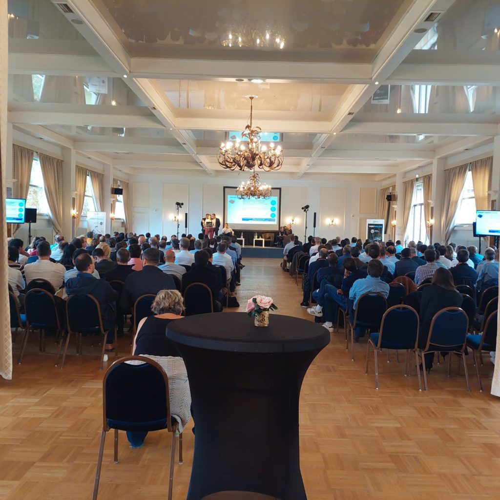 Conférence à la Salle Saint Exupéry, Coignières, avec sonorisation et éclairage par Symbiose Organisation.