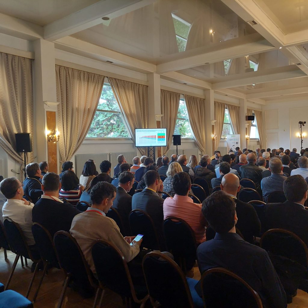 Conférence à la salle Saint Exupéry de Coignières avec un public attentif et un écran de présentation. Éclairage et sonorisation de VALEO.