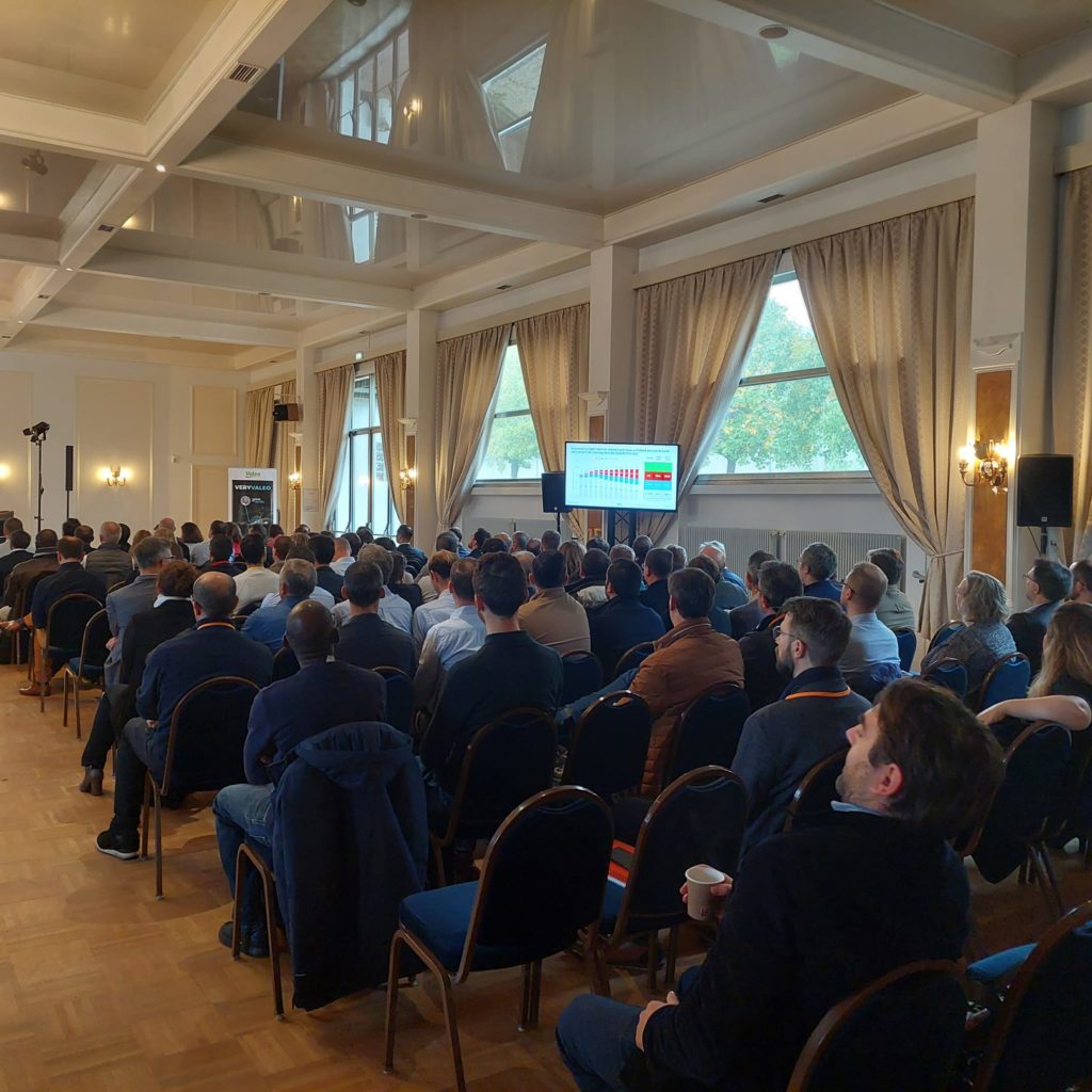 Événement à la salle Saint Exupéry : audience attentive avec sonorisation, vidéo et éclairage fournis par Symbiose Organisation.