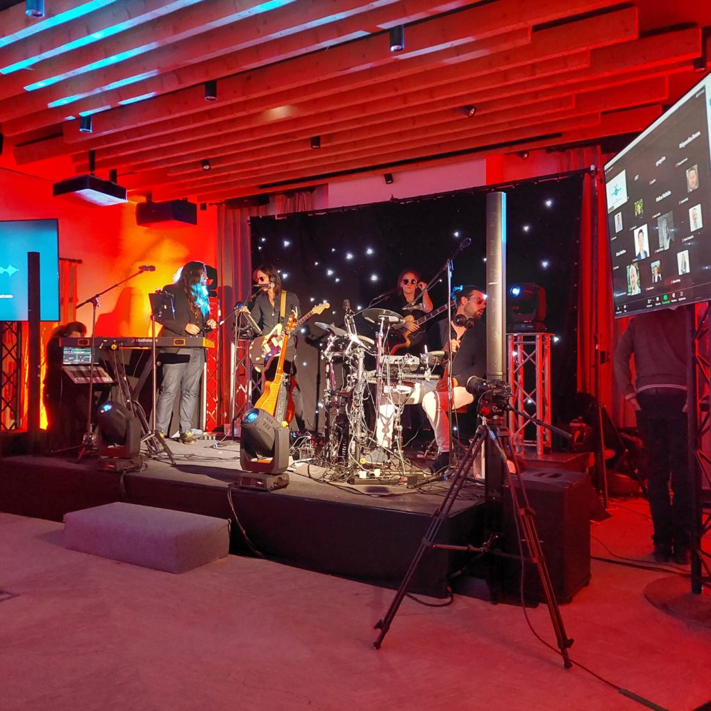 Concert live au Château de Villiers-Le-Mahieu avec écran 75 pouces et éclairage, organisé par Symbiose. 5 octobre 2022.