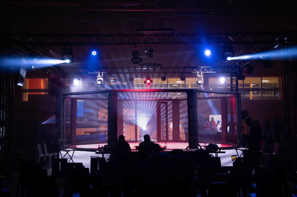 Mise en lumière et sonorisation d'un ring de MMA lors de la compétition à Coignières, le 26 novembre 2022.