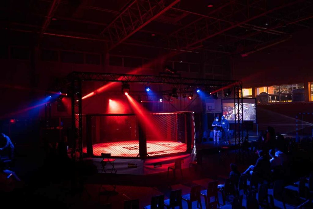 Éclairage et sonorisation de la compétition de MMA à Coignières, le 26 novembre 2022, sous la gestion de Symbiose Organisation.