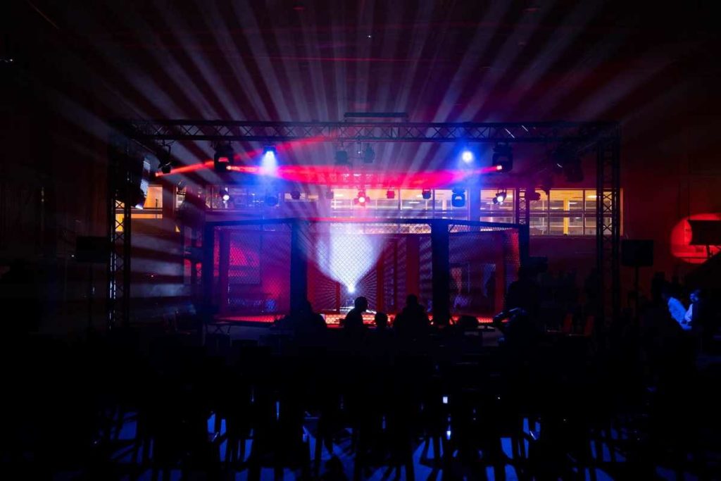 Mise en lumière dynamique et sonorisation de la compétition de MMA à Coignières, le 26 novembre 2022.