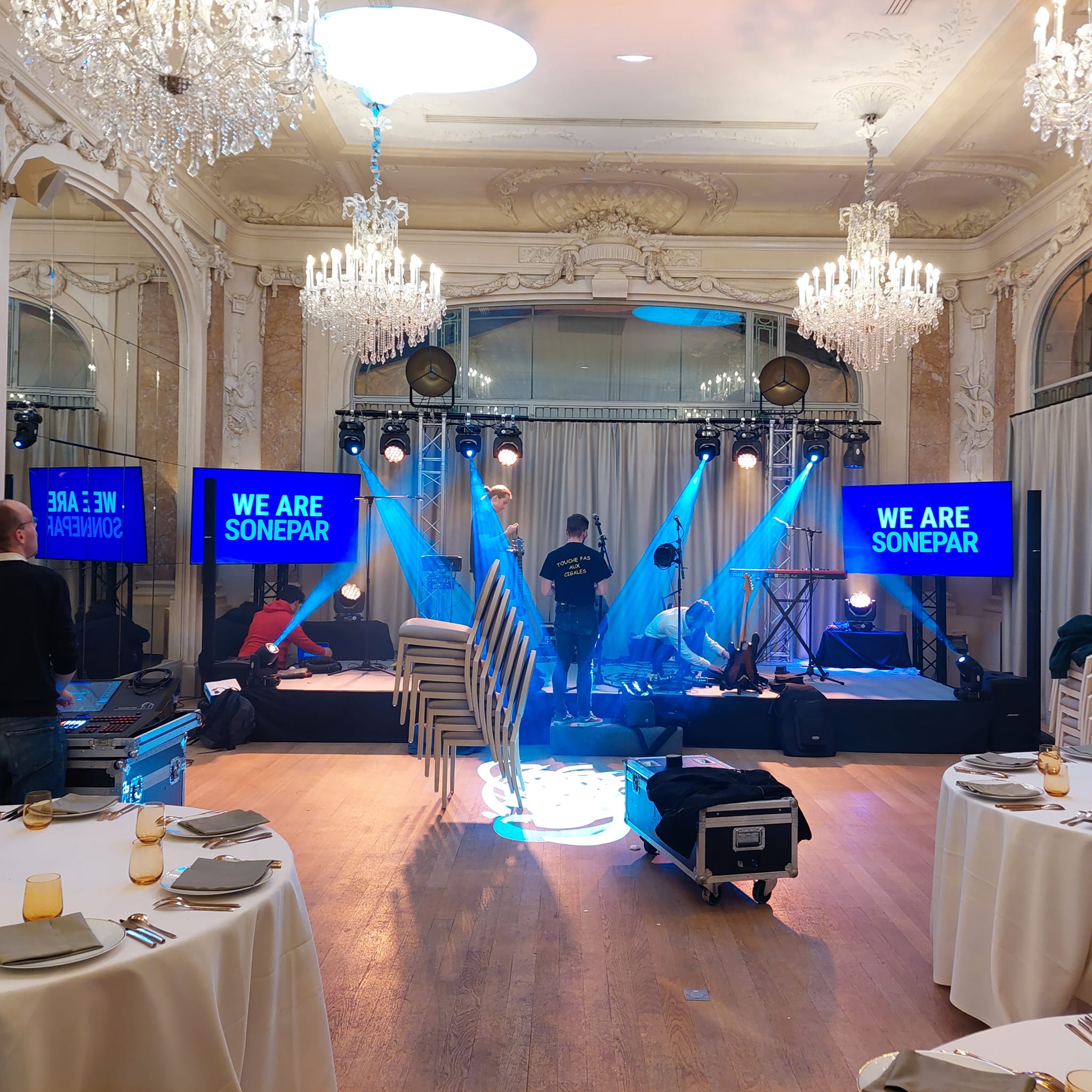 Préparation d'un événement au Pavillon Dauphine, avec sonorisation et éclairage assurés par Symbiose Organisation.