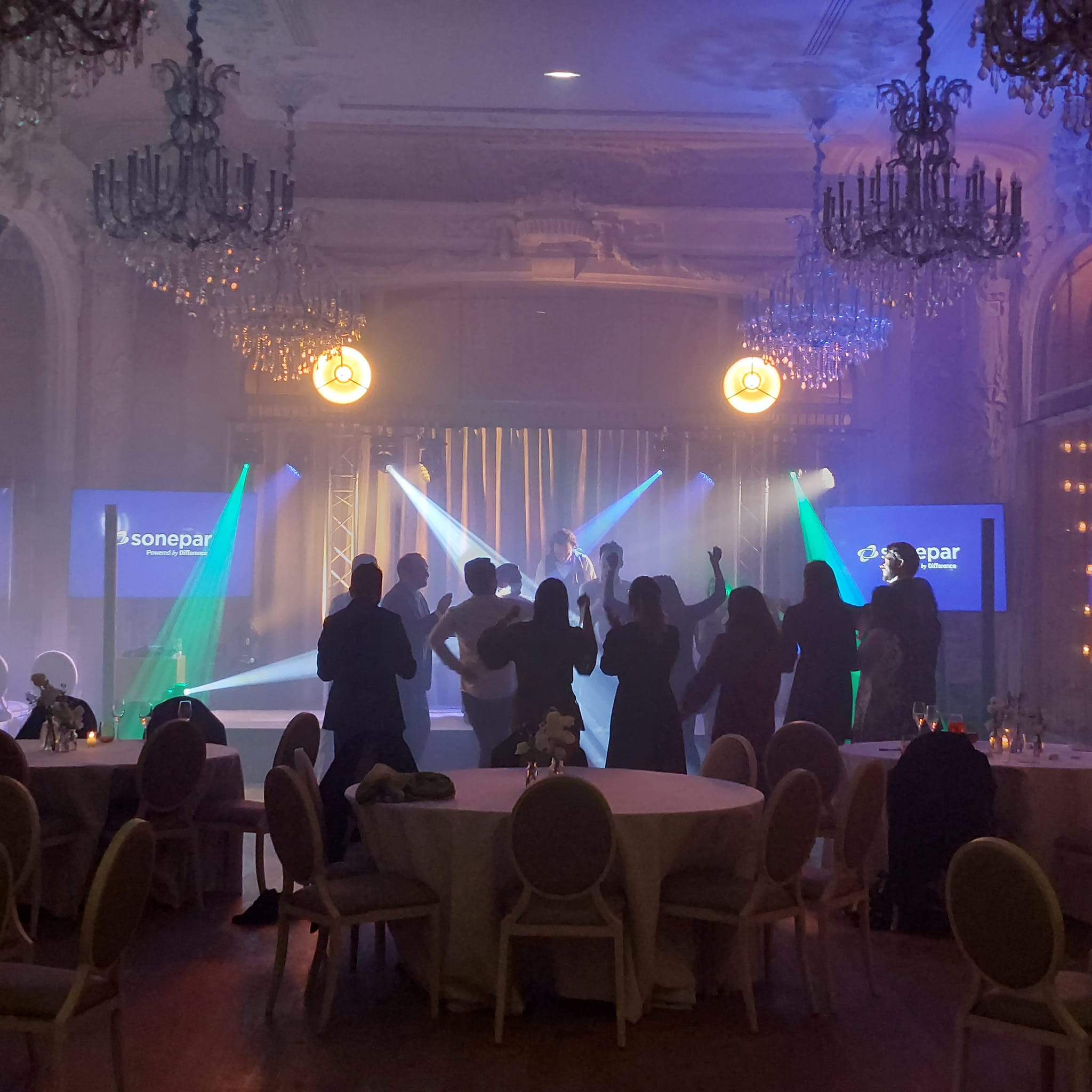 Préparatifs de l'événement esil au Pavillon Dauphine, avec musique et éclairage en ambiance festive.