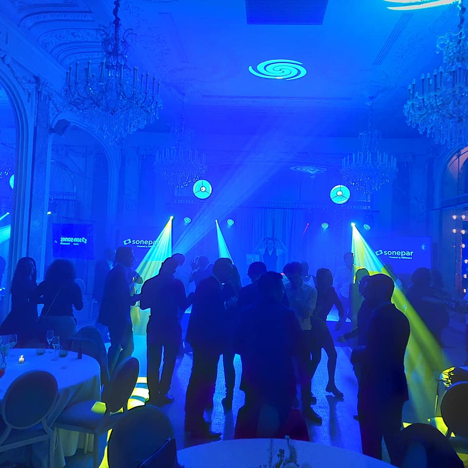 Soirée animée au Pavillon Dauphine avec éclairages colorés et invités dansant au son de la musique.