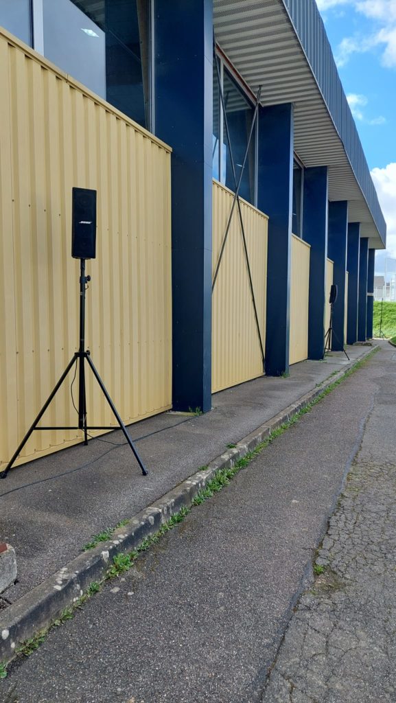 Sonorisation extérieure avec des haut-parleurs pour les Olympiday au Gymnase Descarte, Fontenay-le-Fleury.