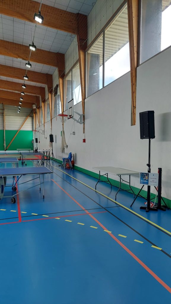 Sonorisation des Olympiday au Gymnase Descarte avec équipements de Symbiose Organisation. Salle prête pour l'événement sportif.