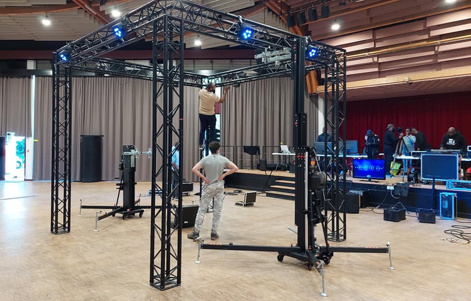 Installation de sonorisation et éclairage pour une soirée gospel, avec régie et micros, le 8 avril 2023.