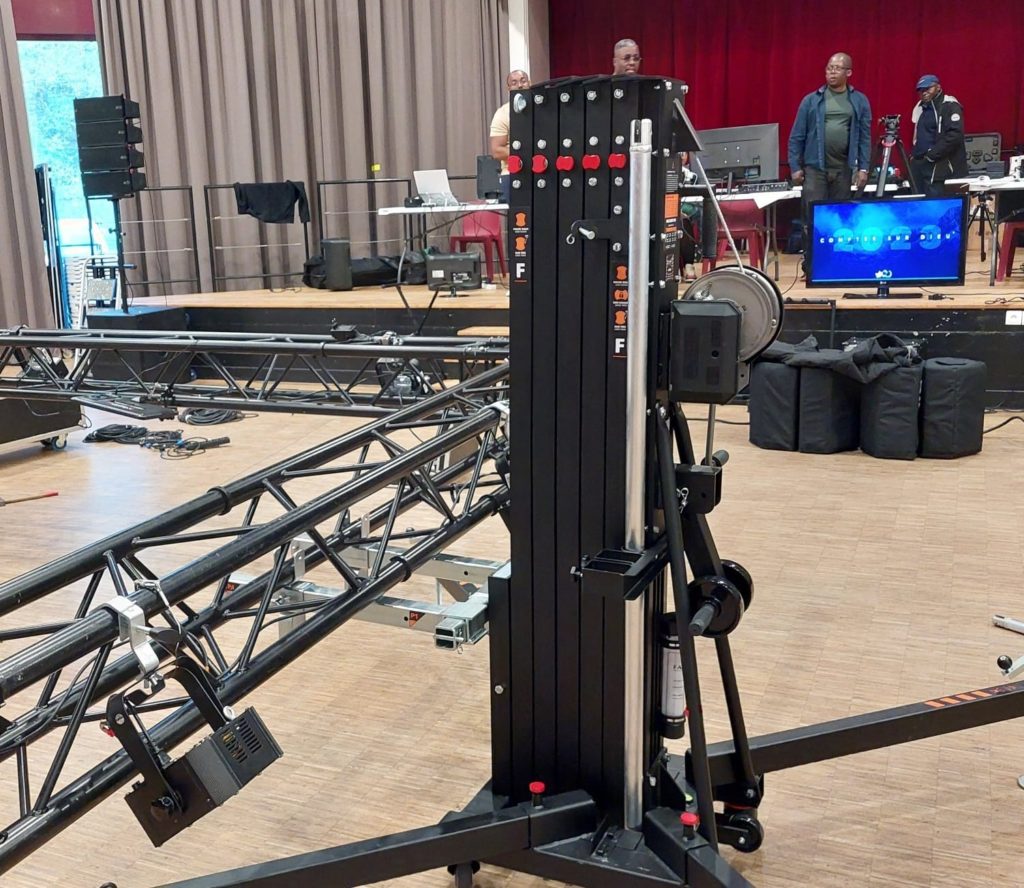 Installation de matériel de sonorisation et d'éclairage pour une soirée gospel, avec régie et micros.