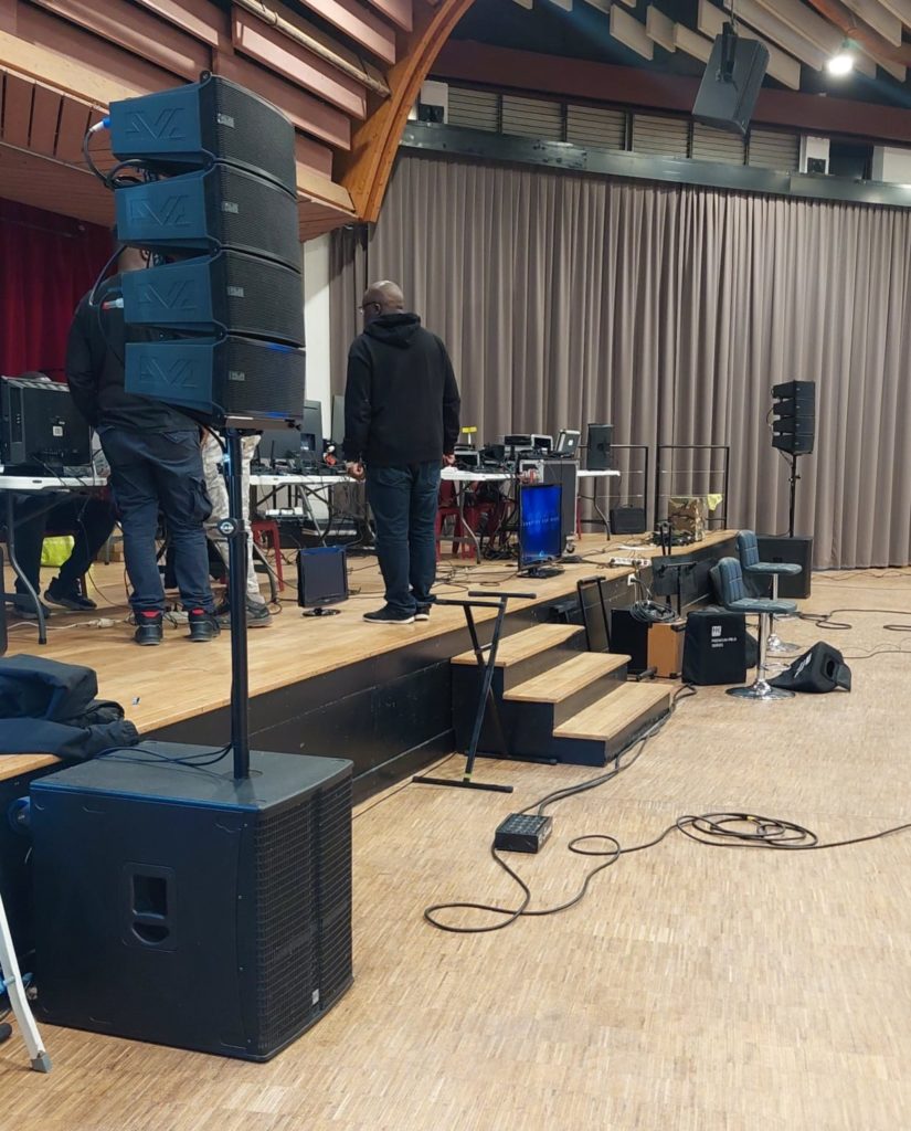 Installation de matériel de sonorisation et éclairage pour une soirée gospel, avec régie et micros.
