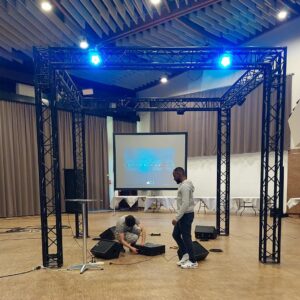 Installation sonore et éclairage pour une soirée gospel, avec vidéo et matériel de régie.