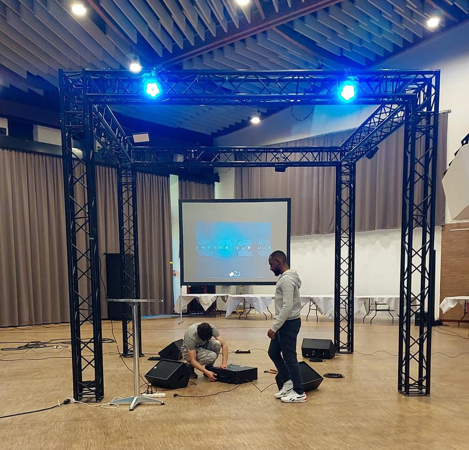 Installation sonore et éclairage pour une soirée gospel, avec vidéo et matériel de régie.