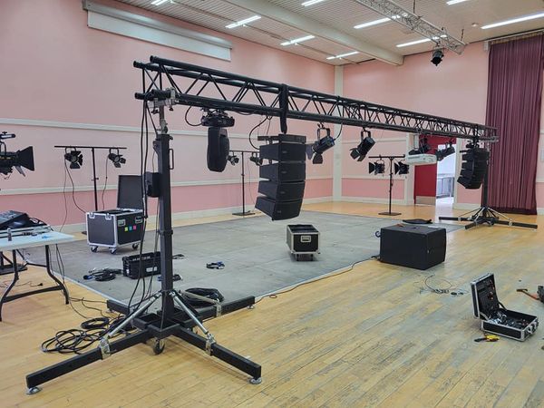 Installation de matériel de son et éclairage pour un spectacle à Chevreuse, le 12 mai 2023.