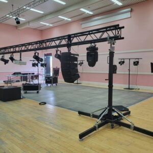 Installation de matériel de sono et éclairage à Chevreuse pour le spectacle du 12 mai 2023 par Symbiose Organisation.