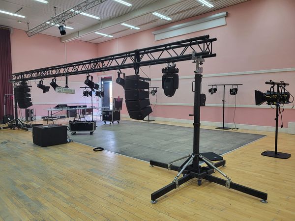 Installation de matériel de sono et éclairage à Chevreuse pour le spectacle du 12 mai 2023 par Symbiose Organisation.