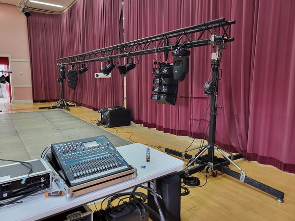 Installation de matériel de son et d'éclairage pour un spectacle à Chevreuse, prévue le 12 mai 2023.