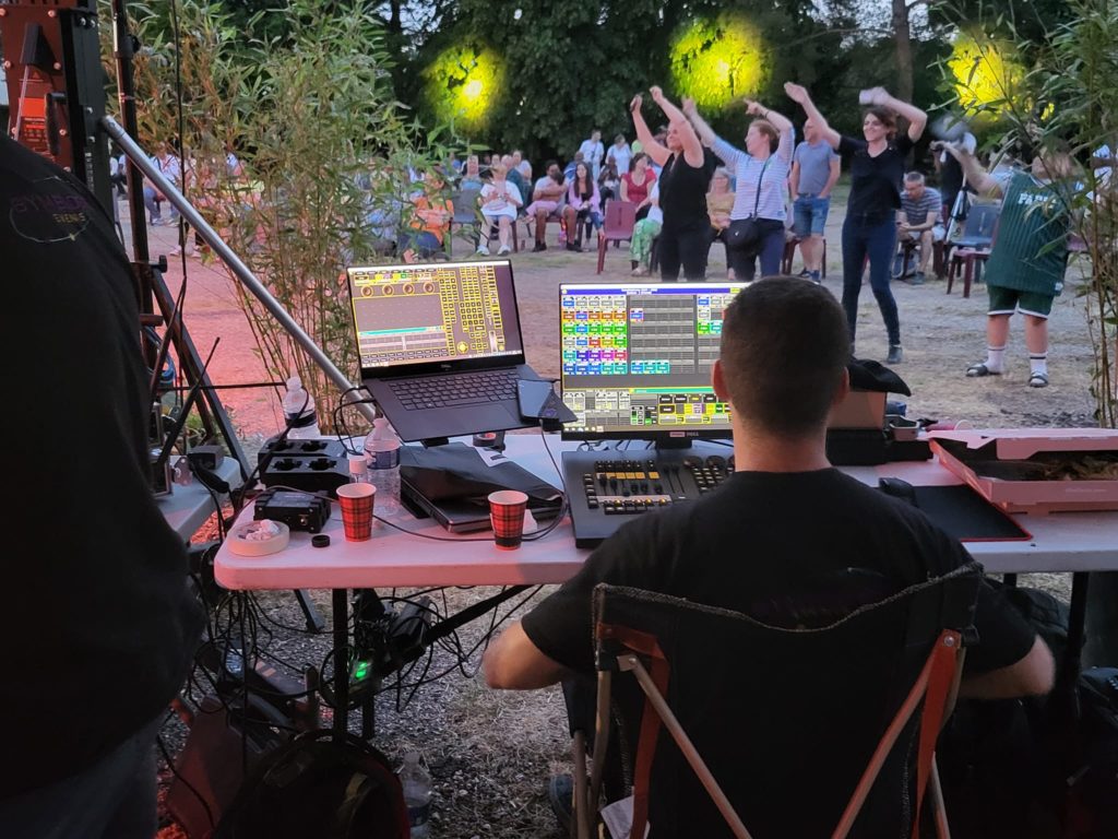 Technicien son et lumière en action lors de la fête de la musique à Coignières, le 21 juin 2023.