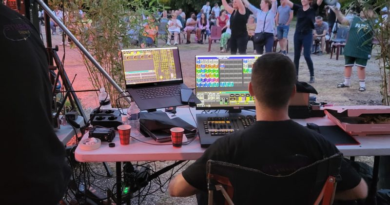 Technicien son et lumière en action lors de la fête de la musique à Coignières, le 21 juin 2023.