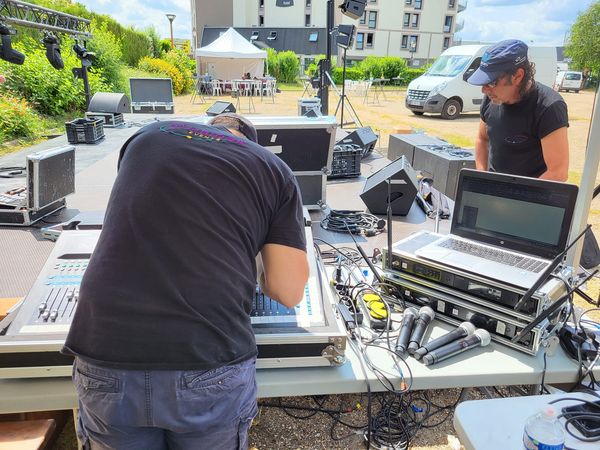Installation de matériel sonore et d'éclairage pour la fête de la musique à Coignières, le 21 juin 2023.