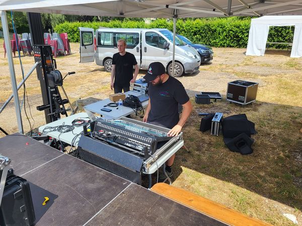 Installation du matériel de son et éclairage pour la fête de musique de Coignières, organisée par Symbiose Organisation.