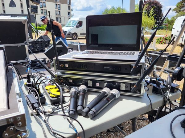 Matériel audio installé pour la fête de musique de Coignières, avec ordinateurs et microphones visibles.