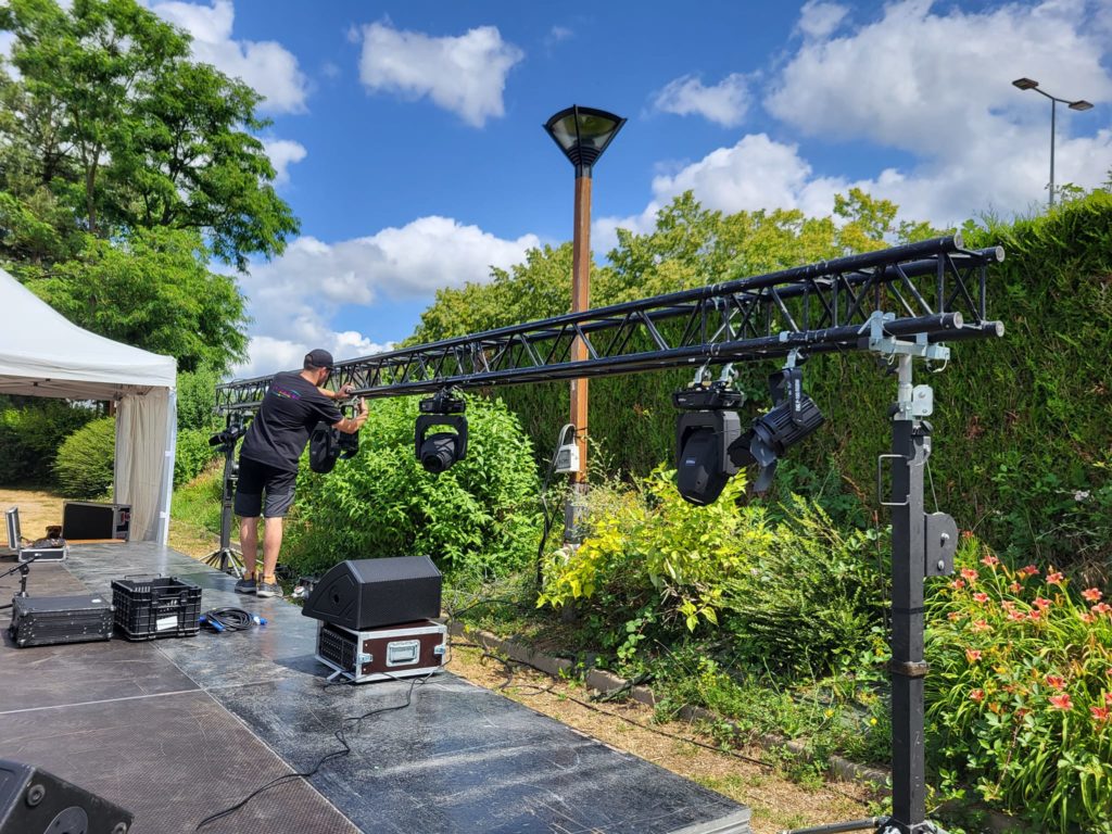 Installation de matériel de son et d'éclairage pour la fête de musique à Coignières, le 21 juin 2023.