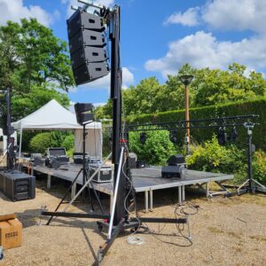 Installation de matériel sonore et éclairage pour la fête de la musique à Coignières, le 21 juin 2023.
