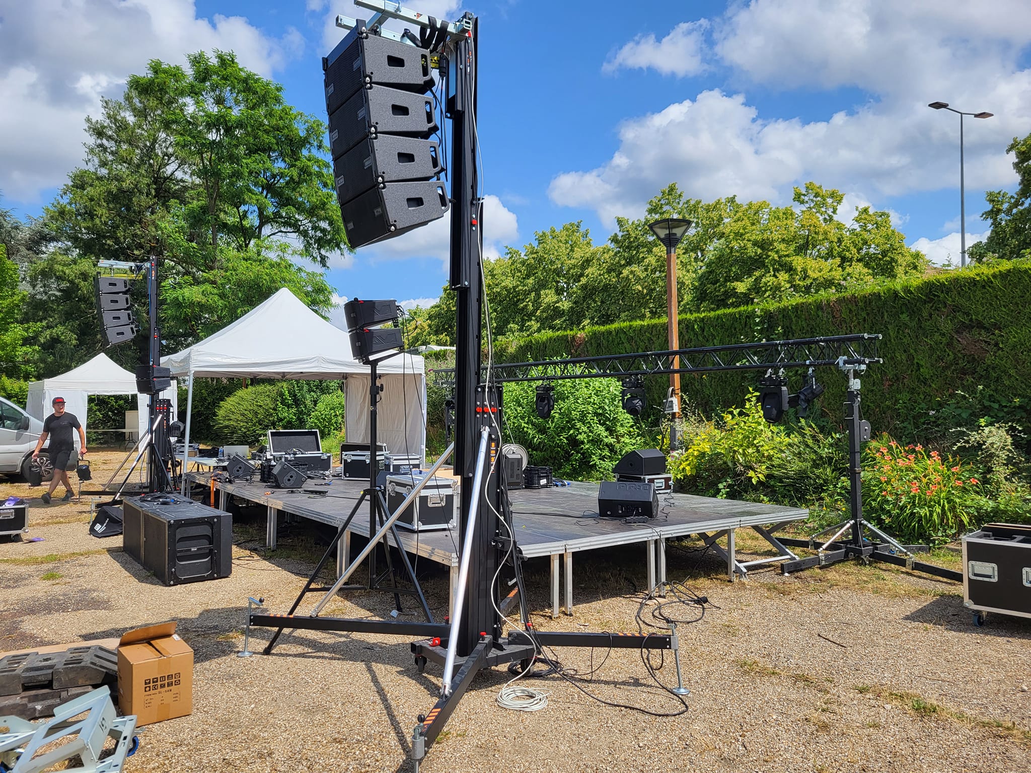 Installation de matériel sonore et éclairage pour la fête de la musique à Coignières, le 21 juin 2023.