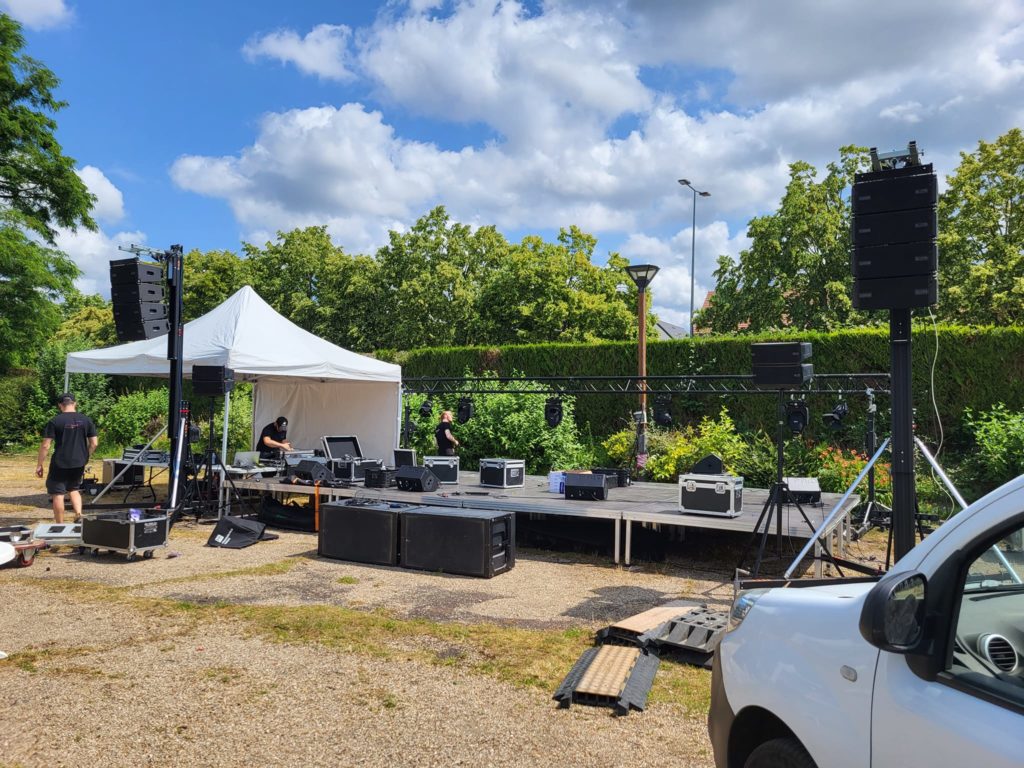 Installation de la fête de musique à Coignières, avec des équipements son et éclairage, le 21 juin 2023.