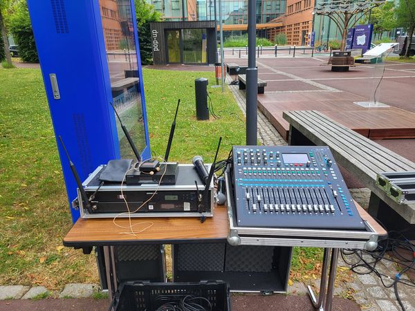 Installation de matériel audio au Club Med, avec micro QLXD SM58 et console numérique, le 12 juin 2023.