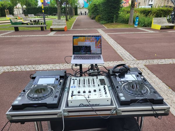 Installation DJ avec console Pioneer et ordinateur dans un espace extérieur, prête pour un événement au Club Med.