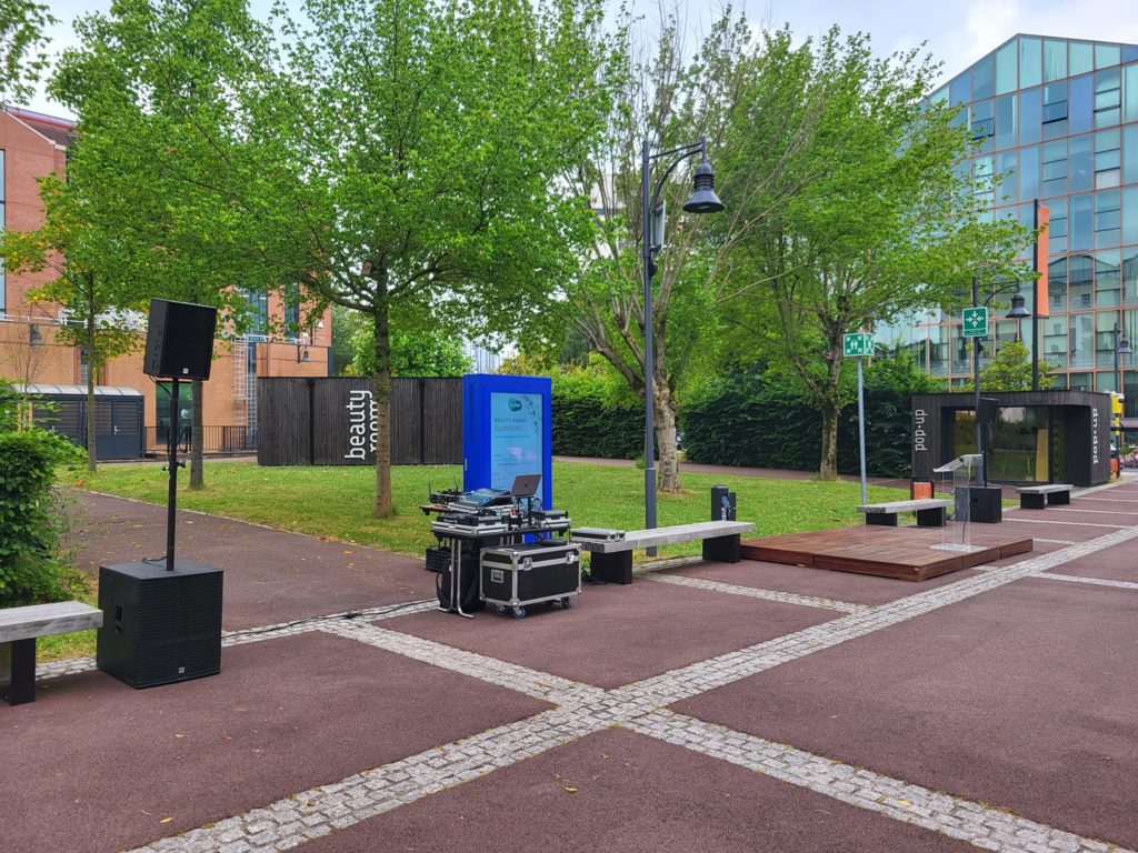 Installation audio et éclairage pour le Club Med, avec micros QLXD SM58 et set Pioneer, réalisée le 12 juin 2023.