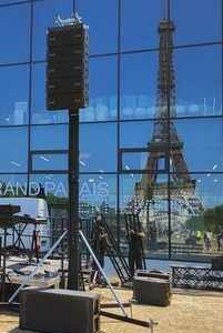 Matériel de sonorisation installé, reflextion de la Tour Eiffel sur une vitrine à Paris. Événement "Marche pour Jésus".
