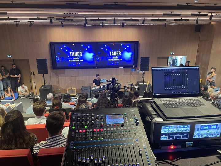 Petit concert capté et retransmis pour Murex, avec un intervenant sur scène, le 27 juin 2023 à Paris 16e.