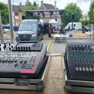 Console de mixage en premier plan, scène montée en arrière-plan pour un événement à St Cyr l’École, le 13 juillet 2023.