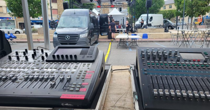 Console de mixage en premier plan, scène montée en arrière-plan pour un événement à St Cyr l’École, le 13 juillet 2023.