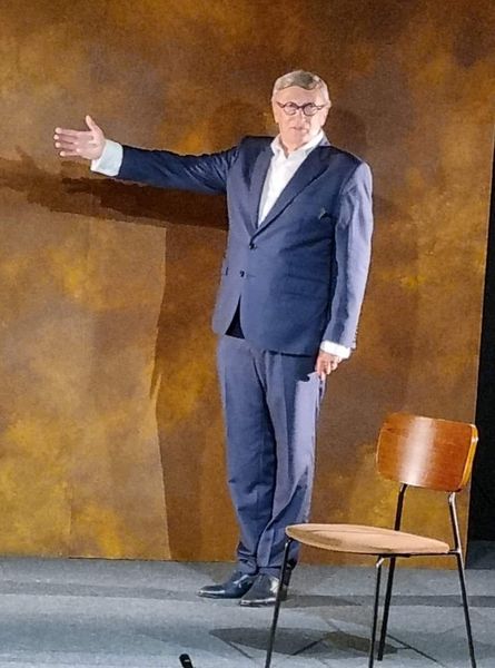 Olivier Lejeune en Sacha Guitry sur scène lors de « 60 jours de prison » à Chevreuse, le 12 mai 2023.