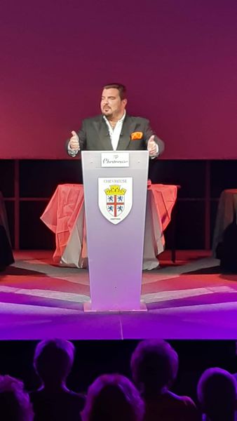 Inauguration du Théâtre Michel Audiard avec un orateur devant un pupitre illuminé, le 30 juin 2023.