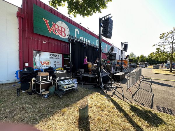 Installation de scène pour la fête de la musique au VandB de Coignières, avec matériel de son et éclairage.