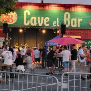 Fête de la musique au VandB de Coignières, ambiance festive avec musique, participants et stands de boissons, 25 juin 2023.