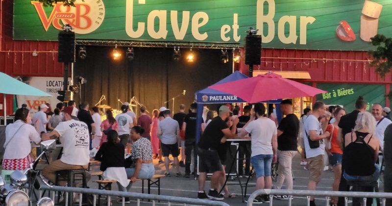 Fête de la musique au VandB de Coignières, ambiance festive avec musique, participants et stands de boissons, 25 juin 2023.