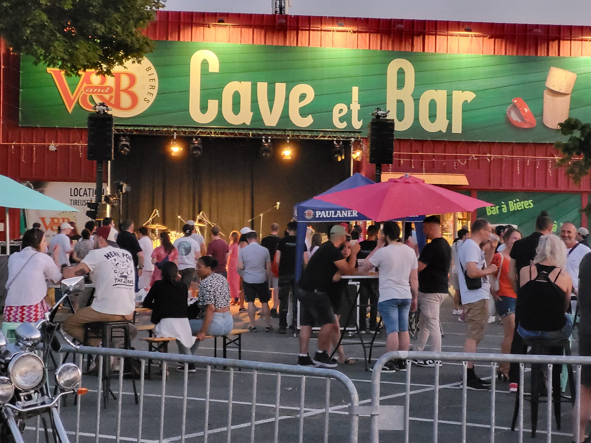 Fête de la musique au VandB de Coignières, ambiance festive avec musique, participants et stands de boissons, 25 juin 2023.