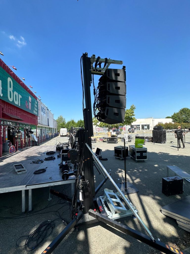 Installation de matériel audio pour la fête de la musique au VandB de Coignières, le 25 juin 2023.